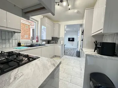 Southsea 4-bed Seaside Retreat- Sleeps 11 & Garden Hotel di 