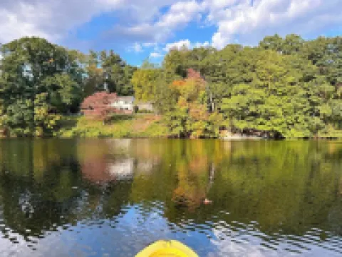 2Br, 2 King Beds, 1 BA, and Kitchenette in Lakeside Home in Greenwich. Hotels in Greenwich