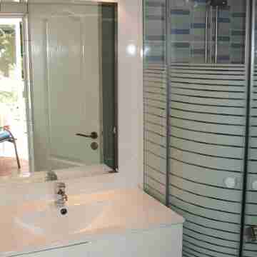 Quiet, cheerful apartment as the crow flies 300m from the beach Rooms