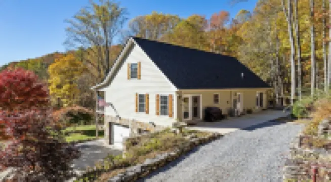 The Big Chill – Hot Tub/Waterfalls/Scenic Views/Fire Pit