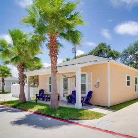 4 Mi to Rockport Beach Park: Home w/ Resort Perks