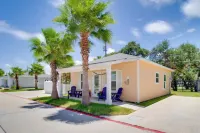 4 Mi to Rockport Beach Park: Home w/ Resort Perks Hotels near Estelle Stair Gallery