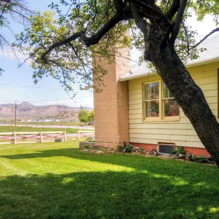 Charming Tropic Home by a Farm Near Bryce Canyon!