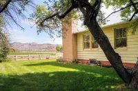Charming Tropic Home by a Farm Near Bryce Canyon! - parking