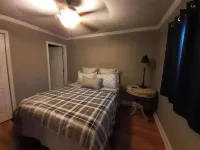 Elm Circle Cozy Cottage walking distance to Downtown. Hotels near JCPenney