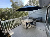 Royal James Upper Unit, Sleeps 6 with Loft + 2 Golf Carts & Pool,Close to Beach