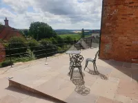 The Old School Loft - a rural retreat with a view! Hotel di Mansfield
