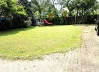 Exotic Wooden Villa Adithree at Cisarua Puncak Hotell i Leuwimalang