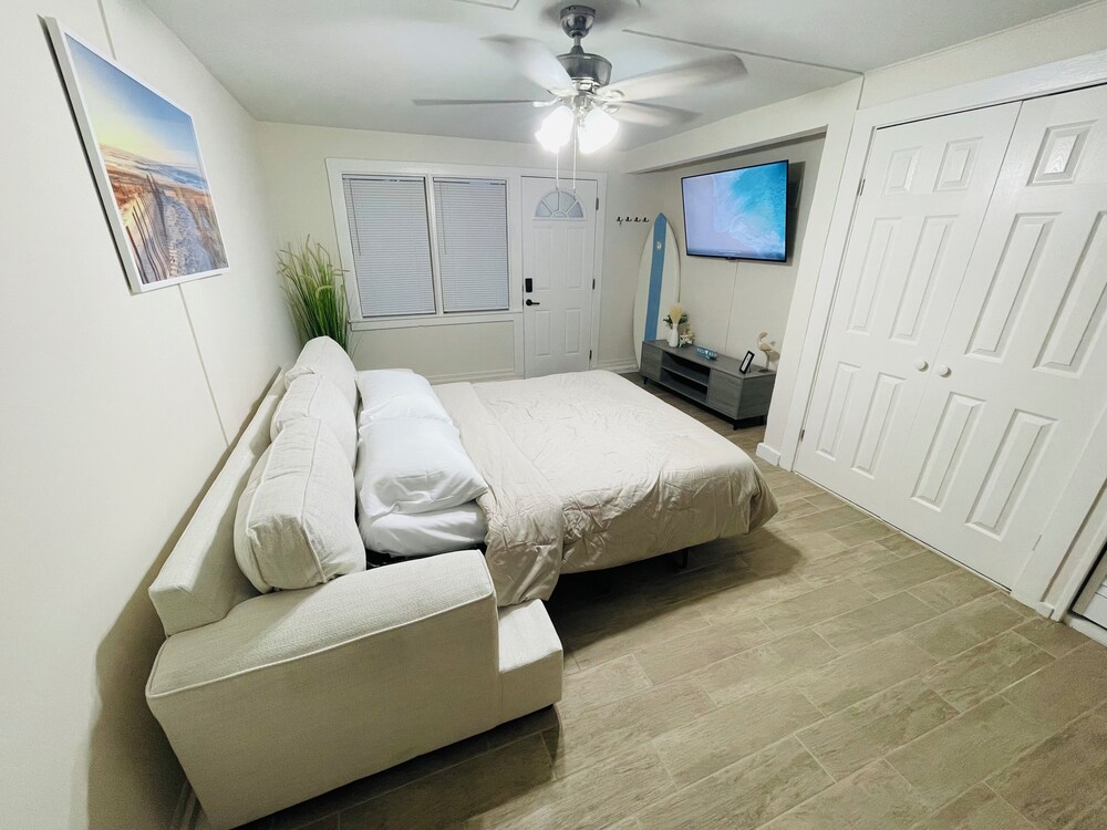 Cozy Beach Town Getaway 5 Minute Drive From The Beach Hotels in Holly Hill