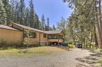 Vibrant Weaverville Escape w/ Deck & Creek! - Homestays