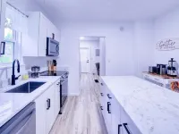 Come visit The Sunflower House! 4 bedrooms 2 baths in Ashtabula Harbor with WIFI Hotels in Ashtabula