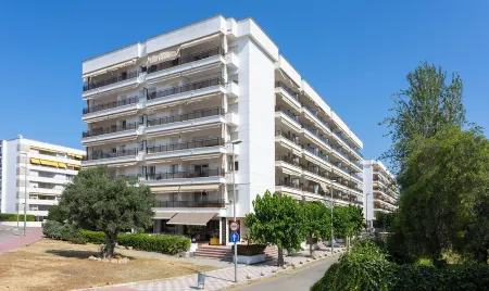 Suites del Mar Fenals Отели рядом с достопримечательностью «Hiper Garden Center Sa Bòvila»