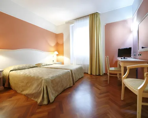 Hotel Terminal Hotels near Allianz Tower