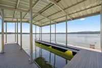 Tranquil Waterfront-Private Dock, Sauna, Swim Spa Hotels in Jefferson County