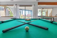 Private Beach in Little Norway, Hot Tub, 4000 sqft and more!