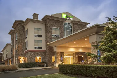 Holiday Inn Express & Suites LONG ISLAND-EAST END by IHG Hotels near Splish Splash