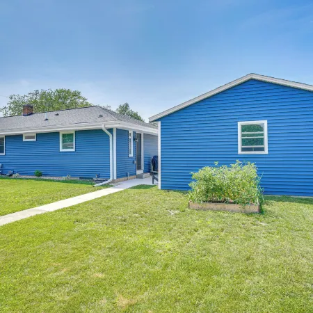 2 Mi to Lake Michigan Family-Friendly Home