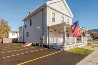 Village Gem. Modern, Spacious. Steps to Lake, Beach, Shepherds Park, Canada St.