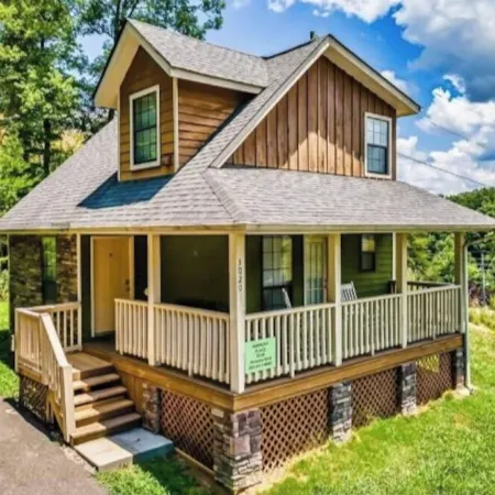 Dog Friendly! Less Than a Mile from Dollywood and a Min Drive to the Parkway