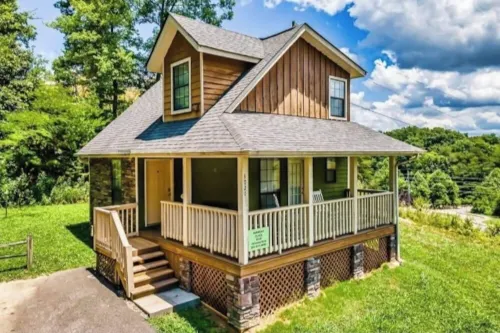 Dog Friendly! Less Than a Mile from Dollywood and a Min Drive to the Parkway