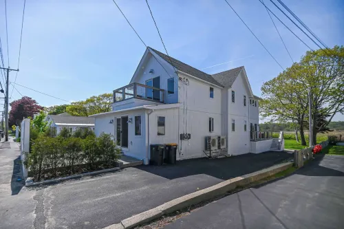 Latitude Adjustment Walk to Beach & Dining! - Wifi