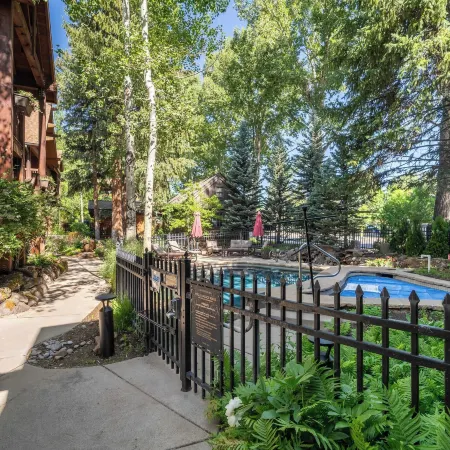 Aspen Hideaway by Avantstay Walk to Aspen, Near Slopes + Pool & Hot Tub Access