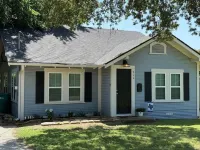 Charming 2-bedroom bungalow in downtown Gatesville with AC, WiFi