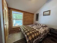 3 bedroom log cabin the lake plus a guest house.  30 mintues from Traverse City Hotel a Fife Lake Township