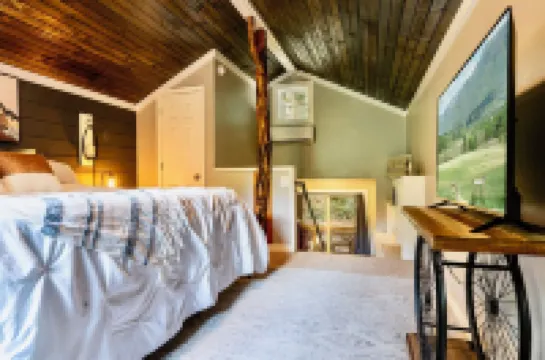 Hillside Haven: King Loft, Wifi,Hot Tub & Fire Pit, 2 Lights to Downtown!