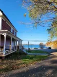 Updated Victorian overlooking Winnisquam Lake Hotel a Winnisquam