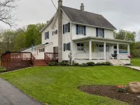 Pet friendly 4-bedroom cottage in fabulous Penn Yan with WiFi, AC and more Hotels in Yates County