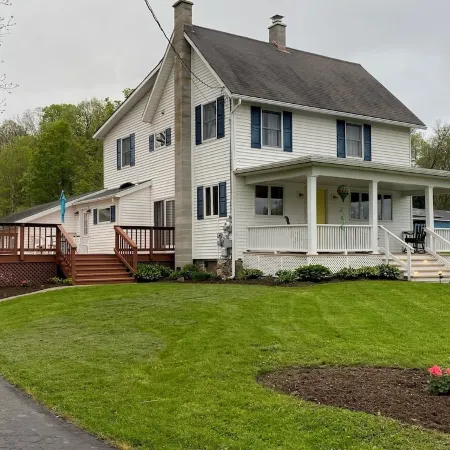 Pet friendly 4-bedroom cottage in fabulous Penn Yan with WiFi, AC and more