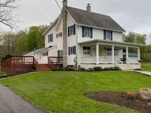 Pet friendly 4-bedroom cottage in fabulous Penn Yan with WiFi, AC and more