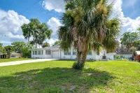 Explore Dtwn Crystal River: Walkable Duplex Unit
