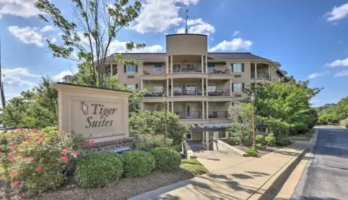 The Milo-ONE block to Campus-newly remodeled-sleeps 4 comfortably