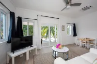 Laughing Bird Suites Hotels near Cistern Cay Beach