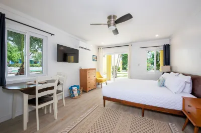 Laughing Bird Suites Hotels near Cistern Cay Beach