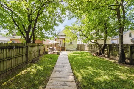 2BD Charming Ideally Located Bungalow Отели рядом с достопримечательностью «T3»