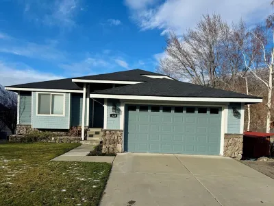 Sun Cove - Lake Entiat - 4 bedroom + fenced yard + Lake and Mountain views Hotels near Daroga State Park