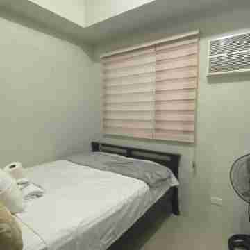 1-bedroom with AC and WiFi in fabulous Makati Rooms