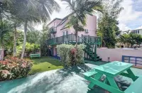 Stylish 2BR oasis w/BBQ and pool Hotels in The Grove