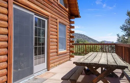 Mountain Vista Hideaway: Glamping in Your Own Private Treehouse