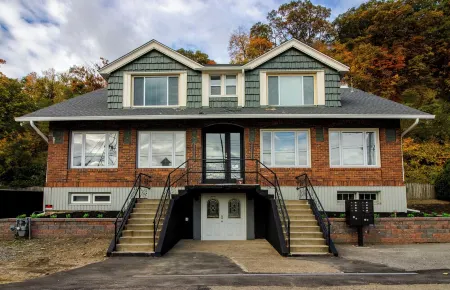 Allegheny Riverside One Bedroom Suite Отели рядом с достопримечательностью «Fox Chapel Golf Club»