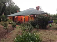 Cosy and comfortable riverside homestead in Bridgetown - sleeps up to 14 guests. Hotels in Bridgetown