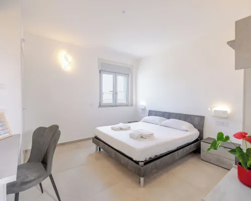 Bright double room with bathroom -no kitchen- 20 minutes from Milan self chek-in Hotels in Trezzano sul Naviglio