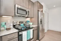 Luxe & Relaxing Gem ~ Pool &Gym~Long stays Welcome