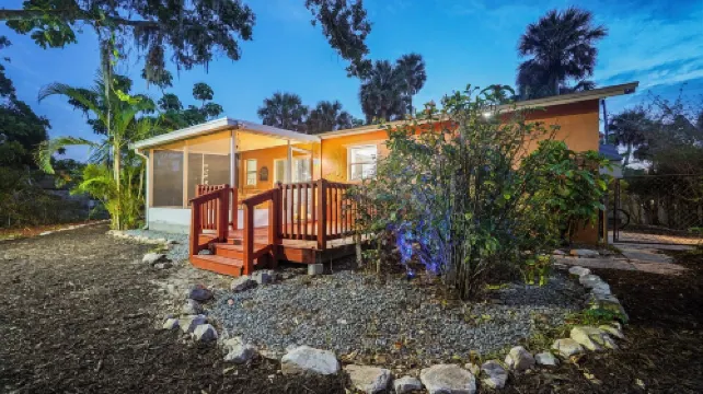 Sunny 3Br Oasis • Water View • Beach Gear • Fully Fenced Yard • Near Siesta Key