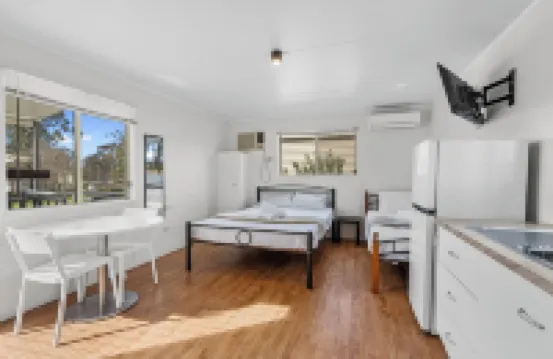 Crows Nest Tourist Park Hotels in 