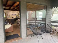 Cuff'n'Collar Stable Chalet