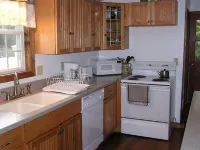 Now with TV - Relax in our 3-bedroom Westbrook cottage at West Beach